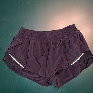 Womens Lululemon hotty hot shorts 2.5 size 8